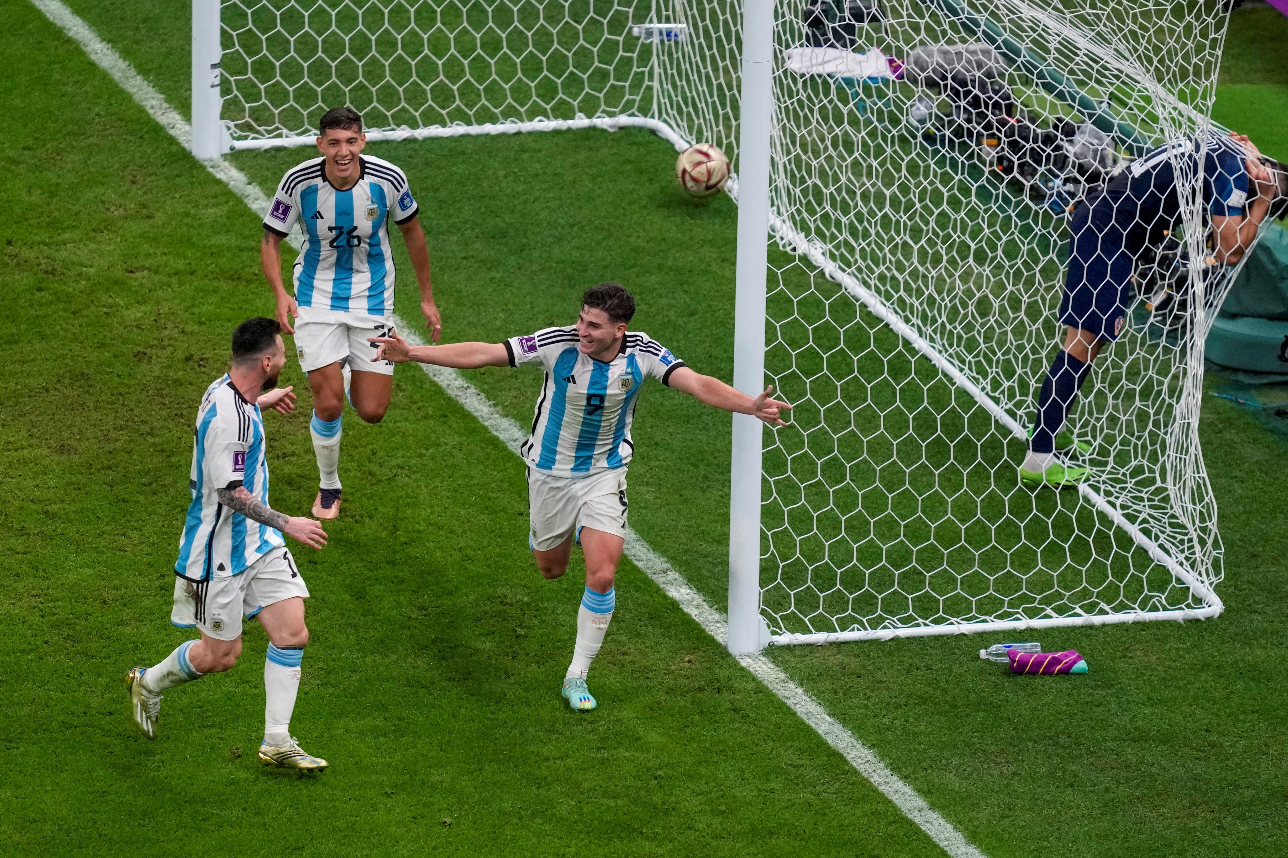 Álvarez festeja su gol y se suman Messi y Nahuel Molina (AP)