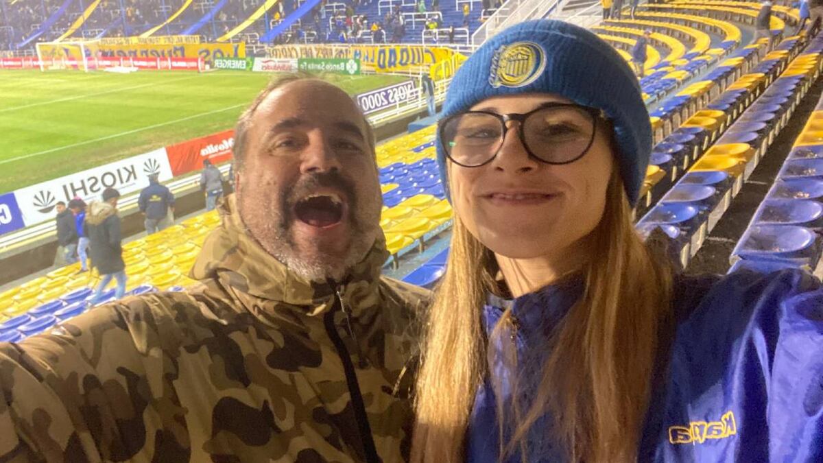 Tocó la marcha de Rosario Central en el piano como le enseñó su abuela