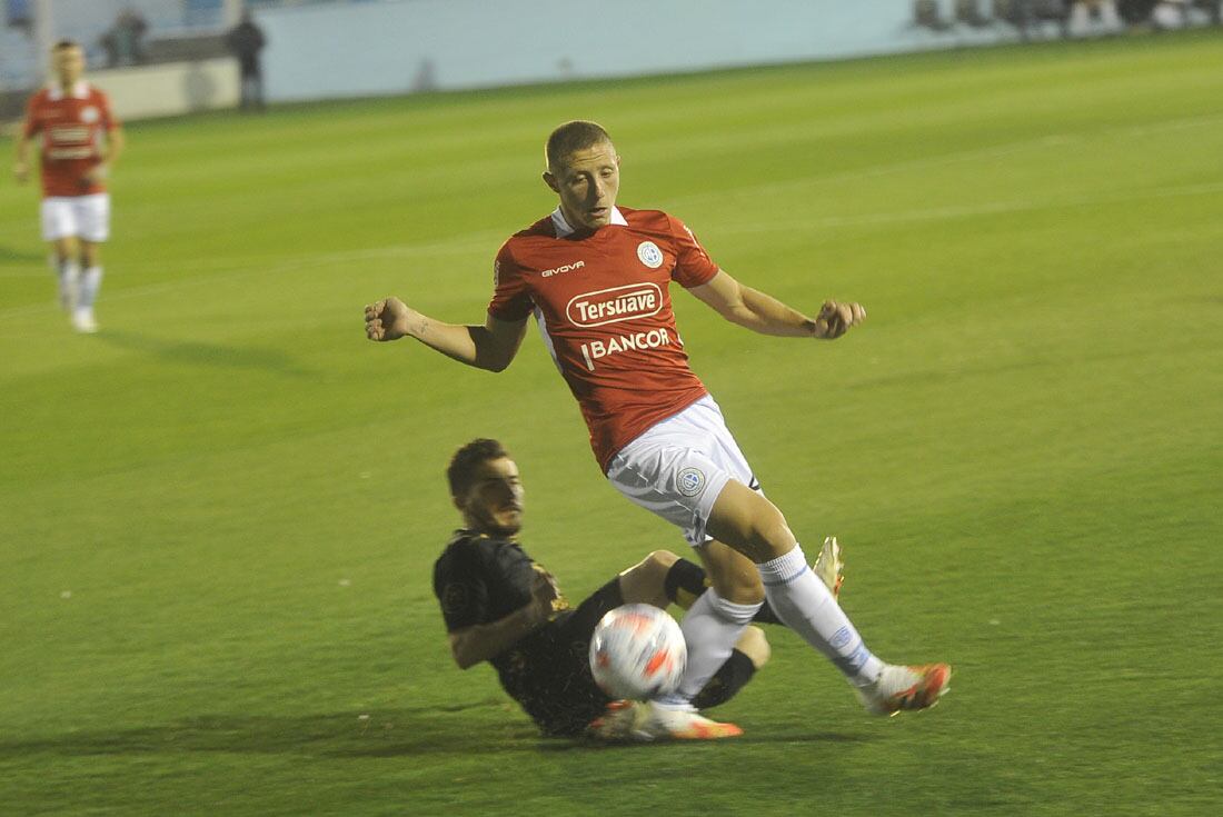 Juan Barinaga se soltó al ataque por el sector derecha de Belgrano. (Javier Ferreyra)