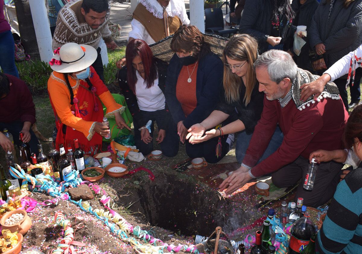 Concejales, personal de la institución y vecinos, fueron parte del ritual celebrado en el acceso al edificio parlamentario de la avenida Bolivia de San Salvador de Jujuy.