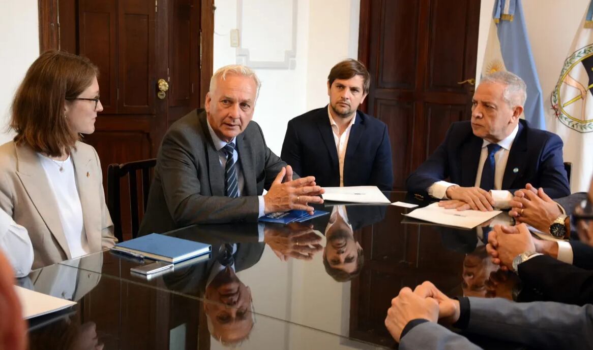 El vicepresidente de la AHK Argentina, Gunther Neubert (segundo desde la izquierda), en reciente visita a Jujuy encabezando una delegación empresarial alemana, se reunió con el ministro de Producción, Juan Carlos Abud (derecha).