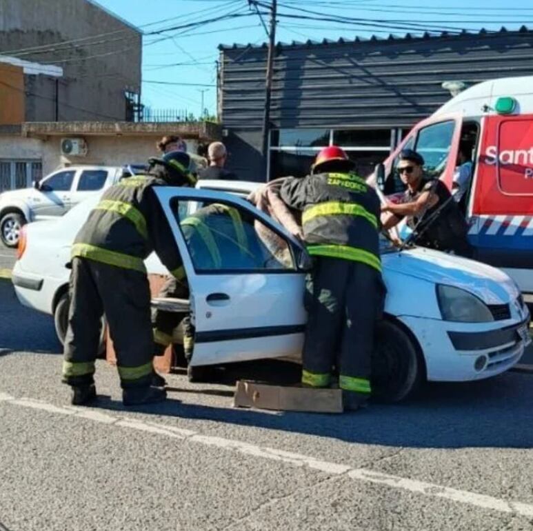 Un joven de 14 años quedó atrapado en el parabrisas de un auto tras sufrir un choque con su bicicleta