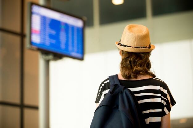 Lograba colarse caminando junto a otros pasajeros hasta el avión