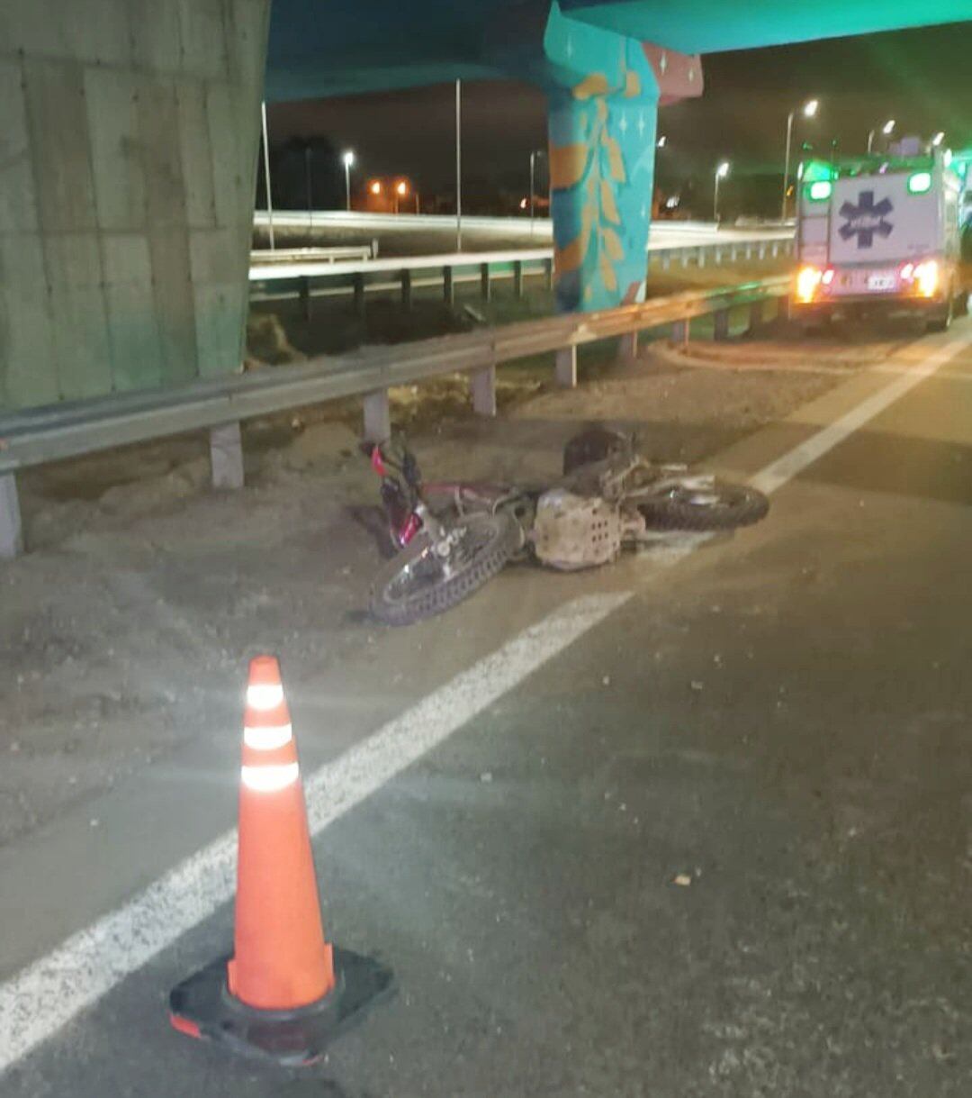 La motocicleta del joven atropellado en la avenida Circunvalación.