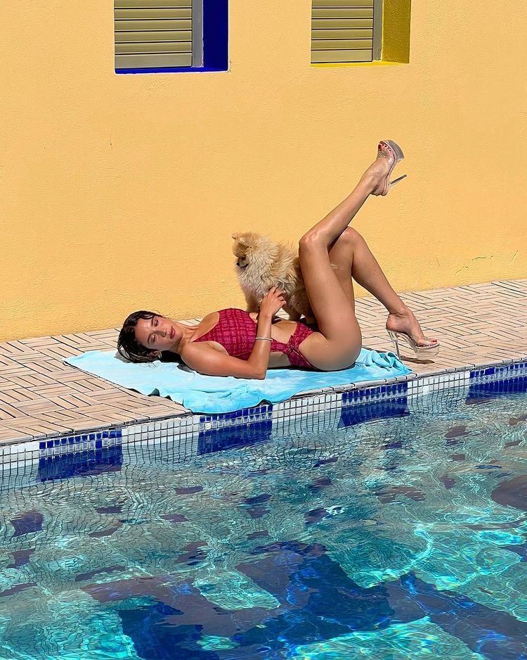 Las fotografías de María Pedraza tomando sol al borde de la pileta.