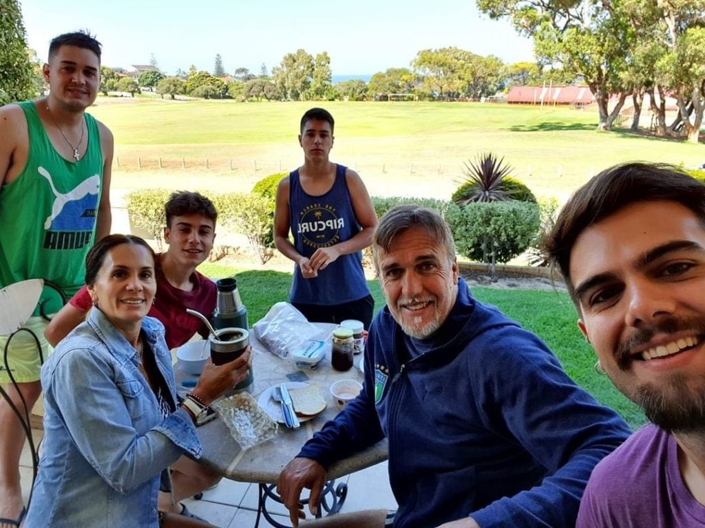 Cómo es la casa campo de Gabriel Batistuta que tiene cancha de vóley y de golf