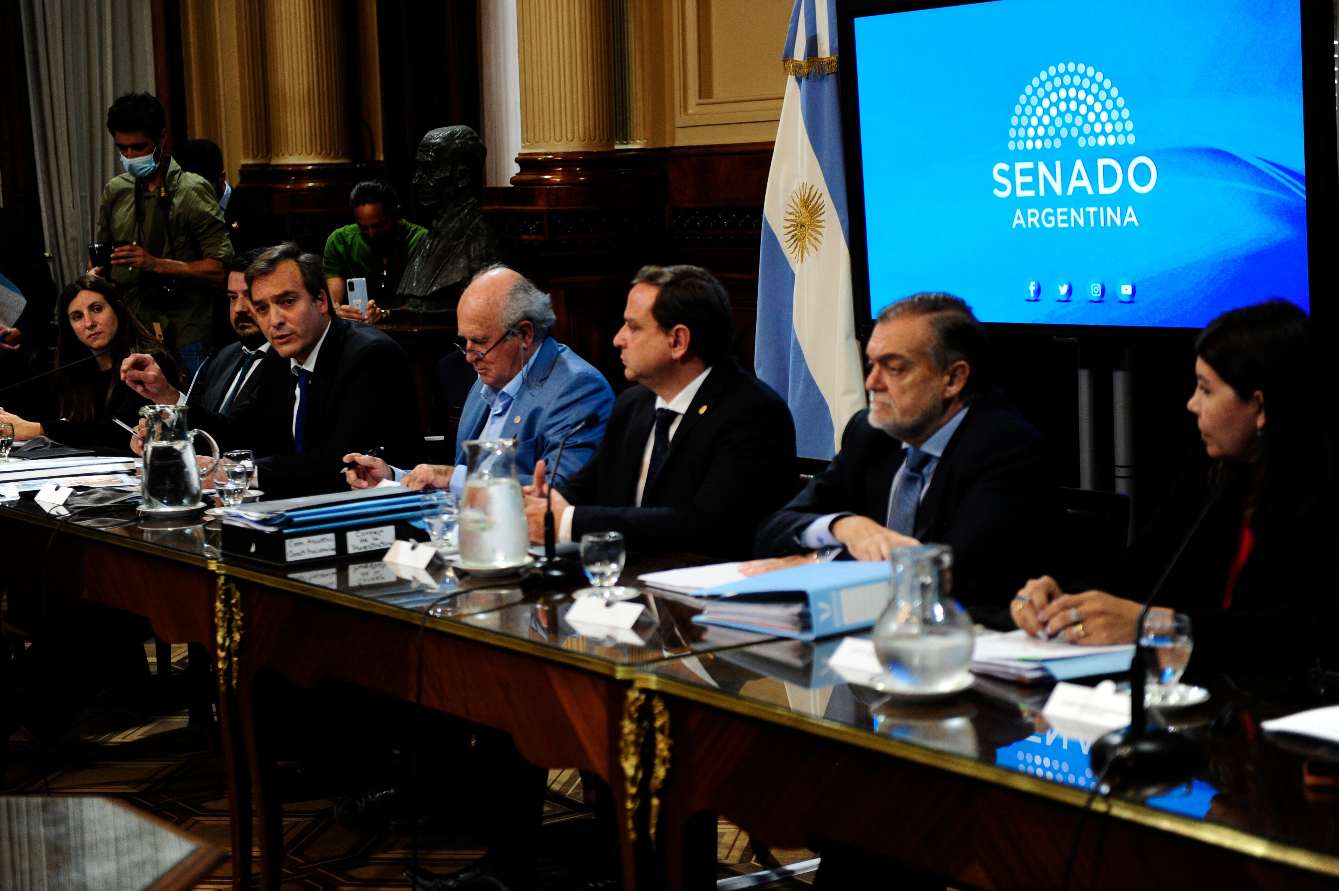 22 03 22
El Pais
Plenario de Justicia y Asuntos Constitucionales. Proyecto de reforma del Consejo de la Magistraura. Martín Soria , Oscar Parrilli
Foto clarin