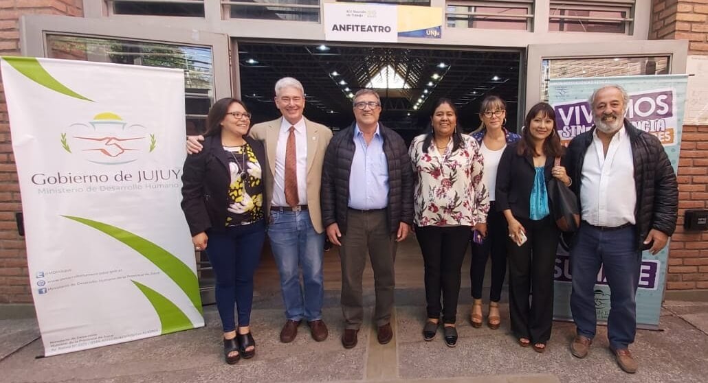 Autoridades nacionales del Plan ENIA, provinciales del Ministerio de Desarrollo Humano y Secretaría de Paridad de Género de Jujuy junto al Decano durante el Foro de Adolescentes realizado en 2019 en la Facultad de Ingeniería.