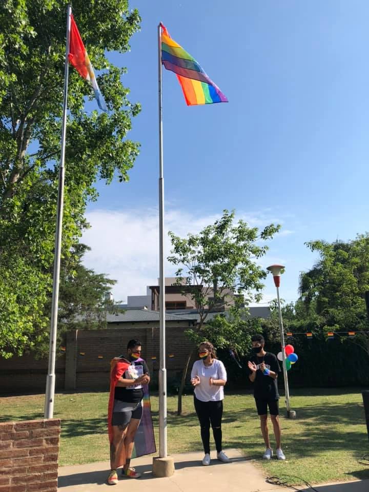 Brinkmann: Gustavo Tevez y Daniel Luna en el acto del izamiento de la bandera de la diversidad sexual