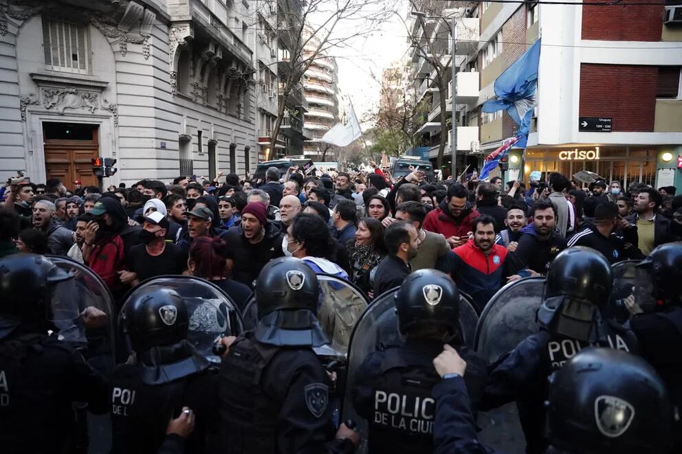 Militantes kirchneristas en la casa de Cristina Kirchner.