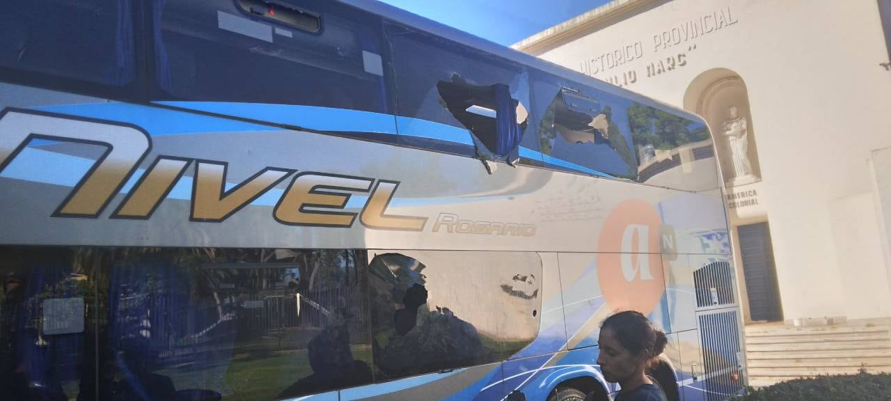 La Academia entró a la cancha frente al Museo Julio Marc.