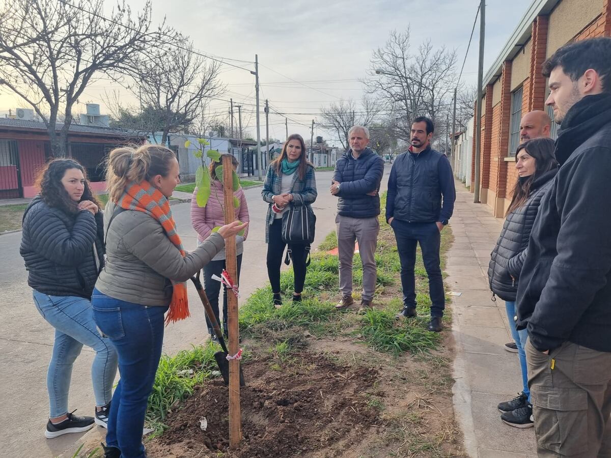 En el marco del día Mundial del Árbol el Instituto para el Desarrollo Sustentable plantó 2 árboles en el Hogar de Menores Madres