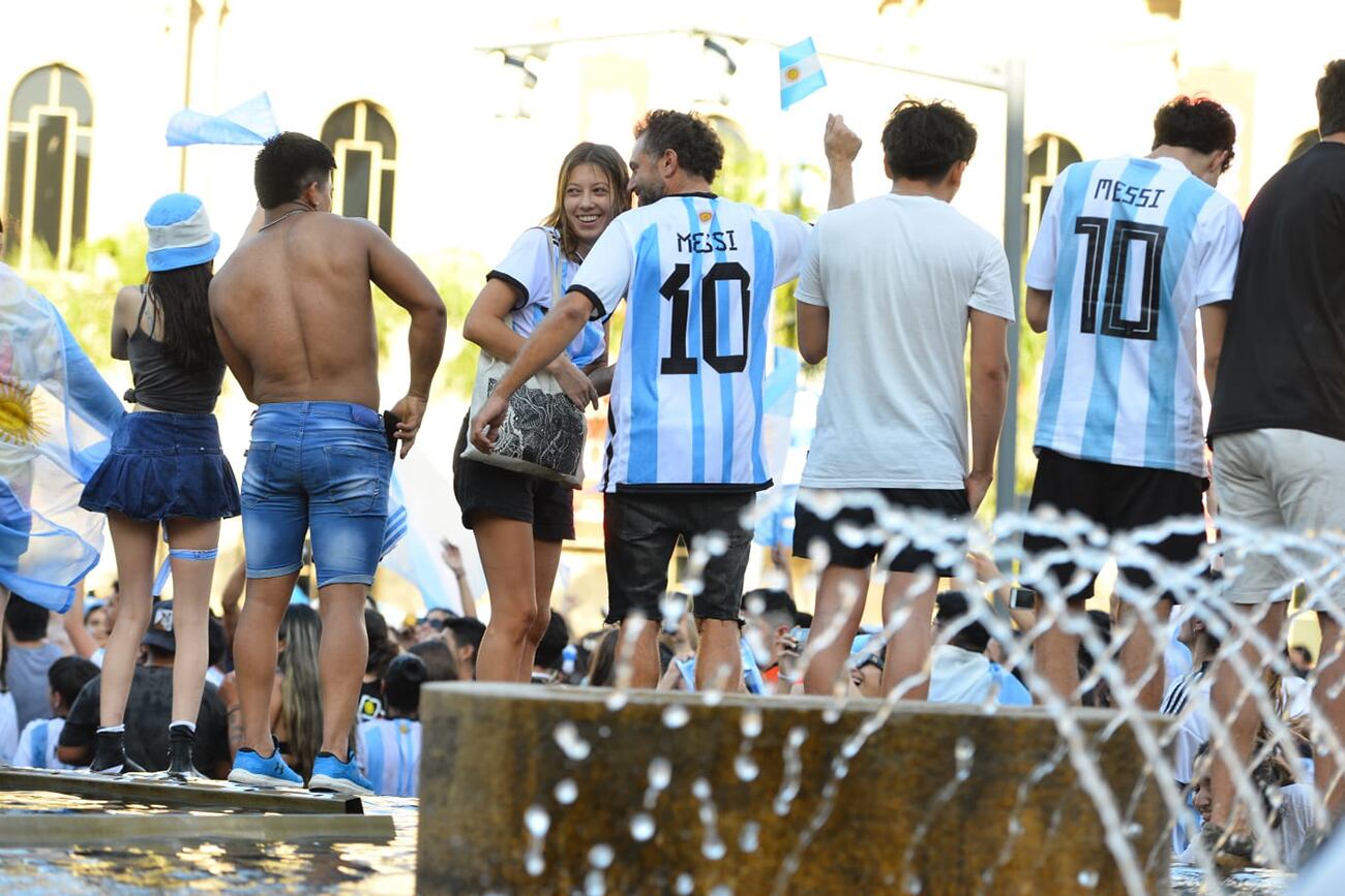 Festejos en el Patio Olmos en Córdoba. Argentina le ganó un partido clave a México. (José Hernández / La Voz)