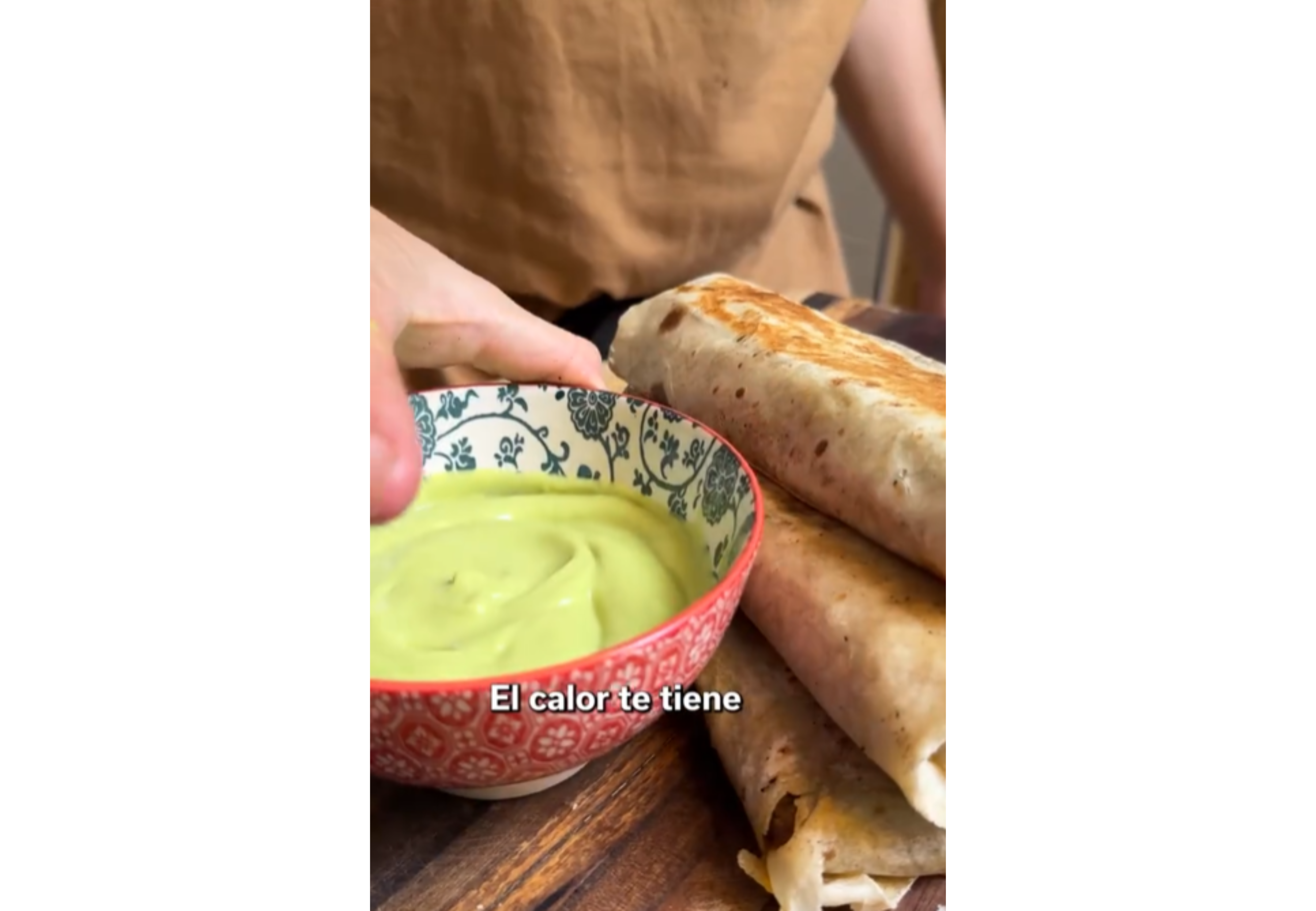 Cómo hacer burritos de carne y vegetales con un dip.