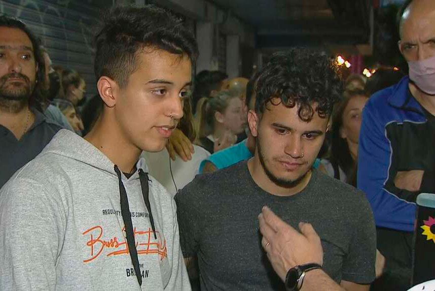 Los hijos de Roberto Sabo, durante la marcha. Uno de ellos declaró que "se quiere ir del país". (TN)