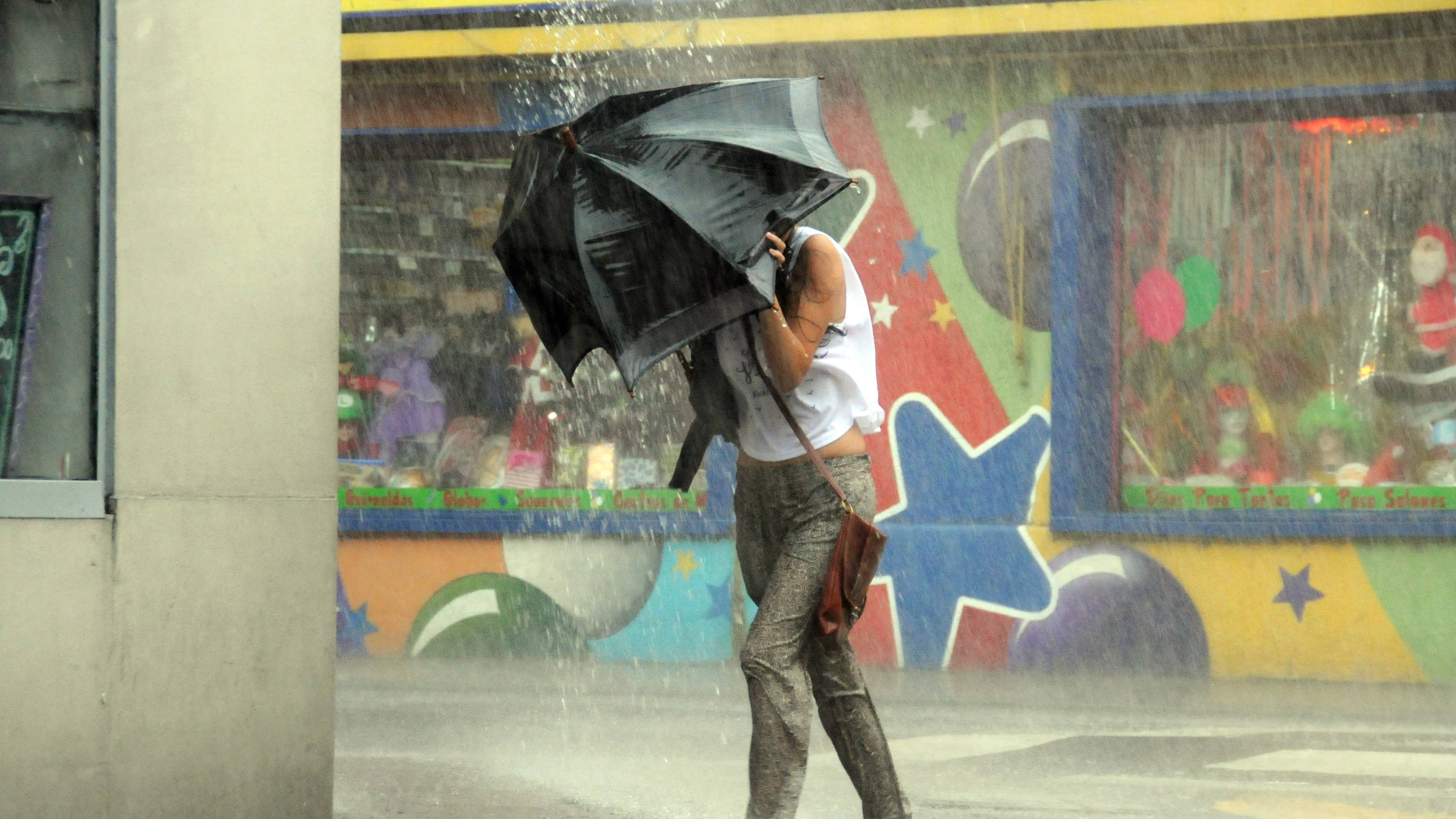 Rige alerta amarilla y naranja por tormentas fuertes en algunas provincias de Argentina: a cuáles abarca.