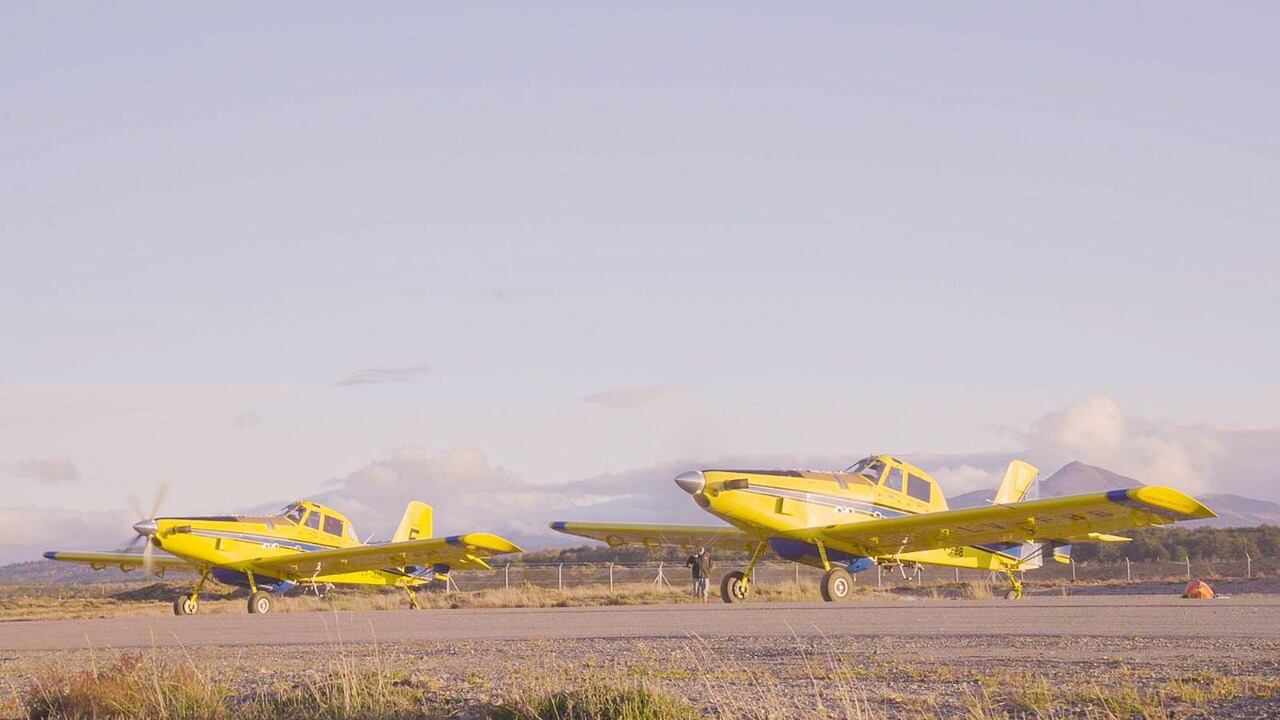 Llegaron dos nuevos aviones hidrantes para combatir el incendio de la Reserva Provincial