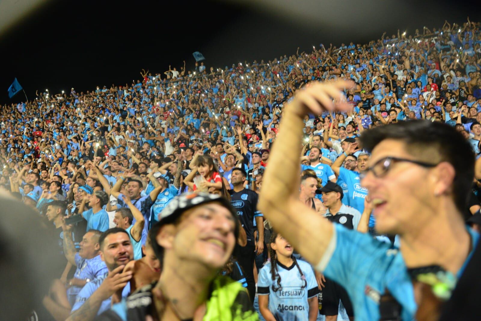 Fiesta de Belgrano en Alberdi en el partido ante Sarmiento, por la Copa de la Liga Profesional. (Javier Ferreyra / La Voz)