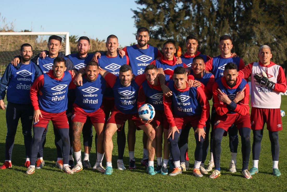 Luis Suárez en el entrenamiento con sus compañeros (Nacional)