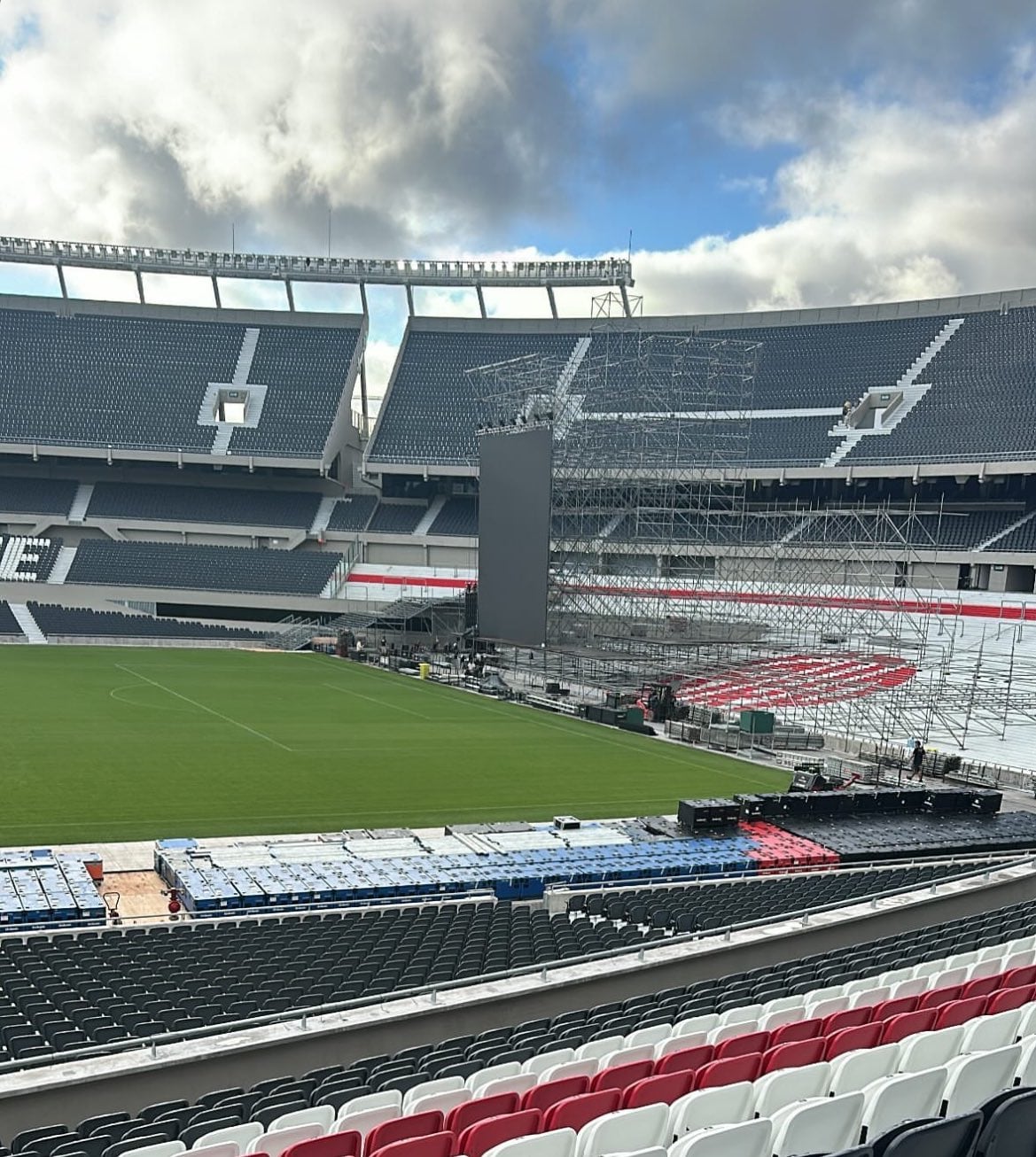 El armado del escenario para los shows de María Becerra en River