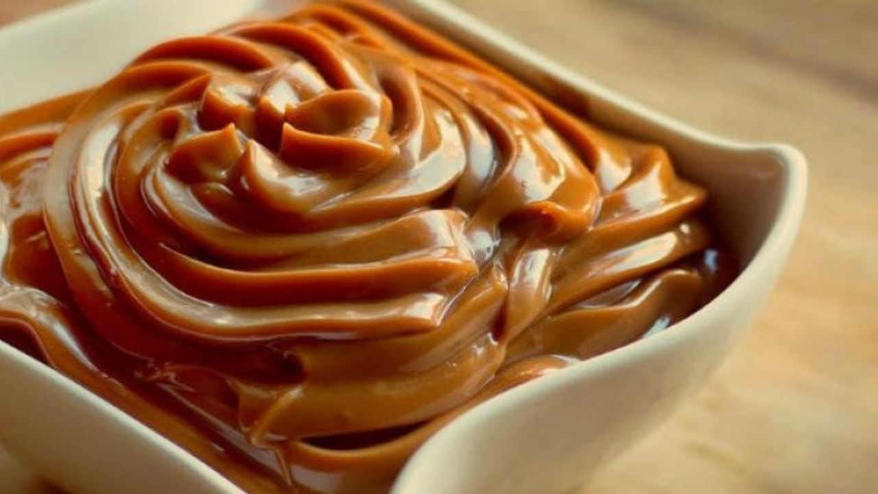 En Europa venden una cuchara de dulce de leche como un postre gourmet.