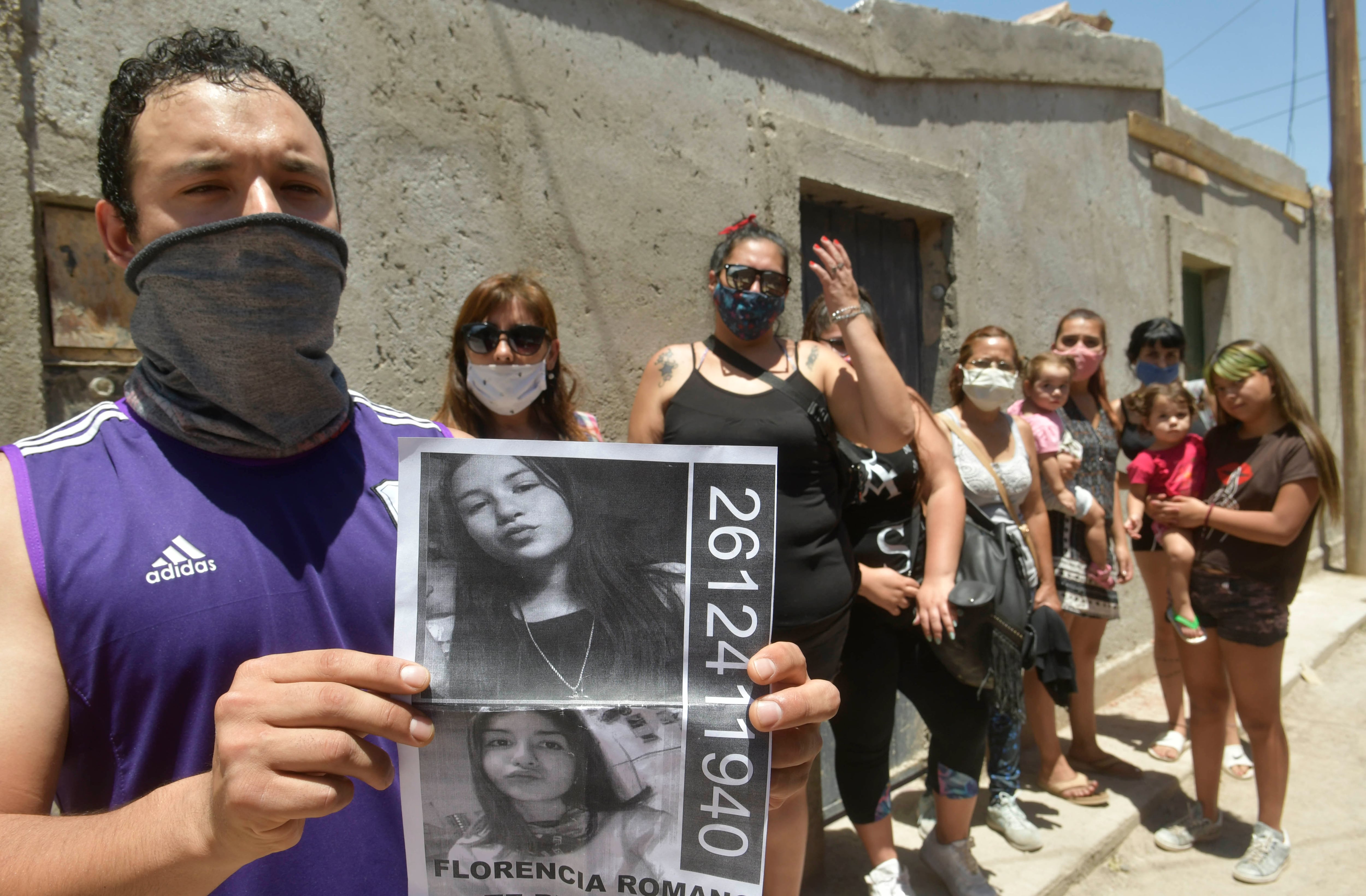 Familiares en la vivienda ubicada en Pasaje Berra en Gutiérrez, Maipú
Foto: Orlando Pelichotti/ Los Andes