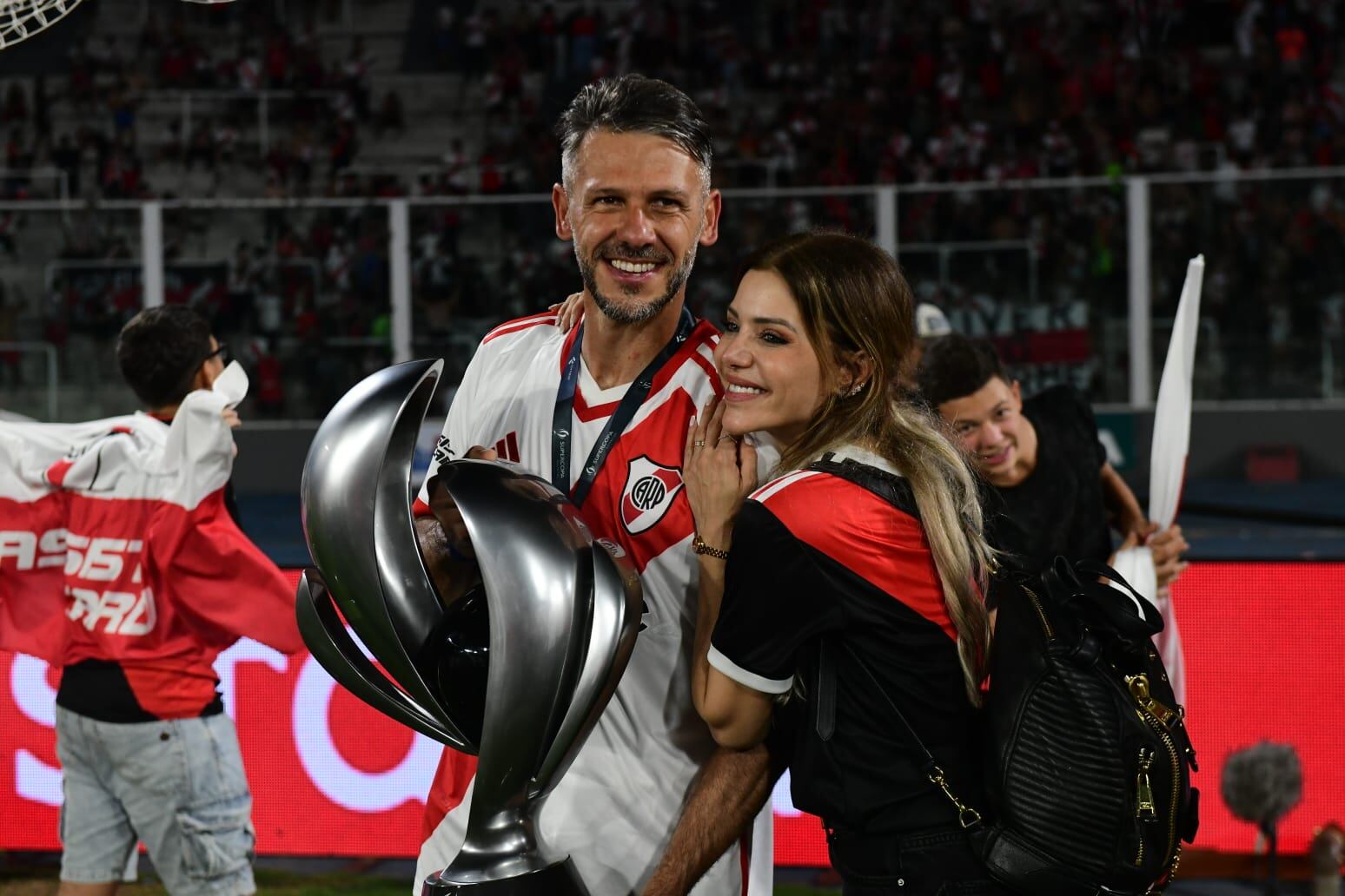 El entrenador Martín Demichelis y su familia en el Kempes festejando el título de la Supercopa. (La Voz)