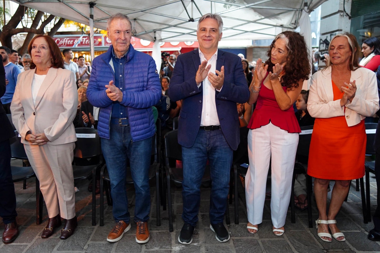 El gobernador Martín Llaryora, junto a su antecesor Juan Schiaretti, y la senadora nacional Alejandra Vigo, encabezaron el homenaje a Sonia Torres.