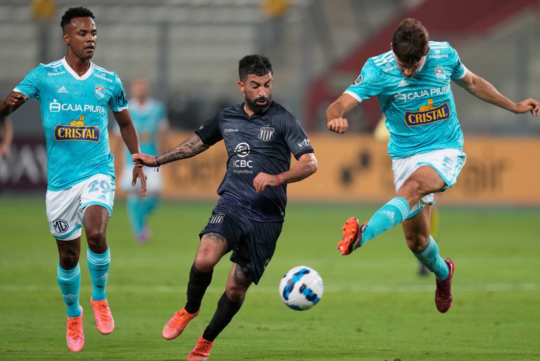 Michael Santos, delantero de Talleres, ante Sporting Cristal en Lima. (AP)