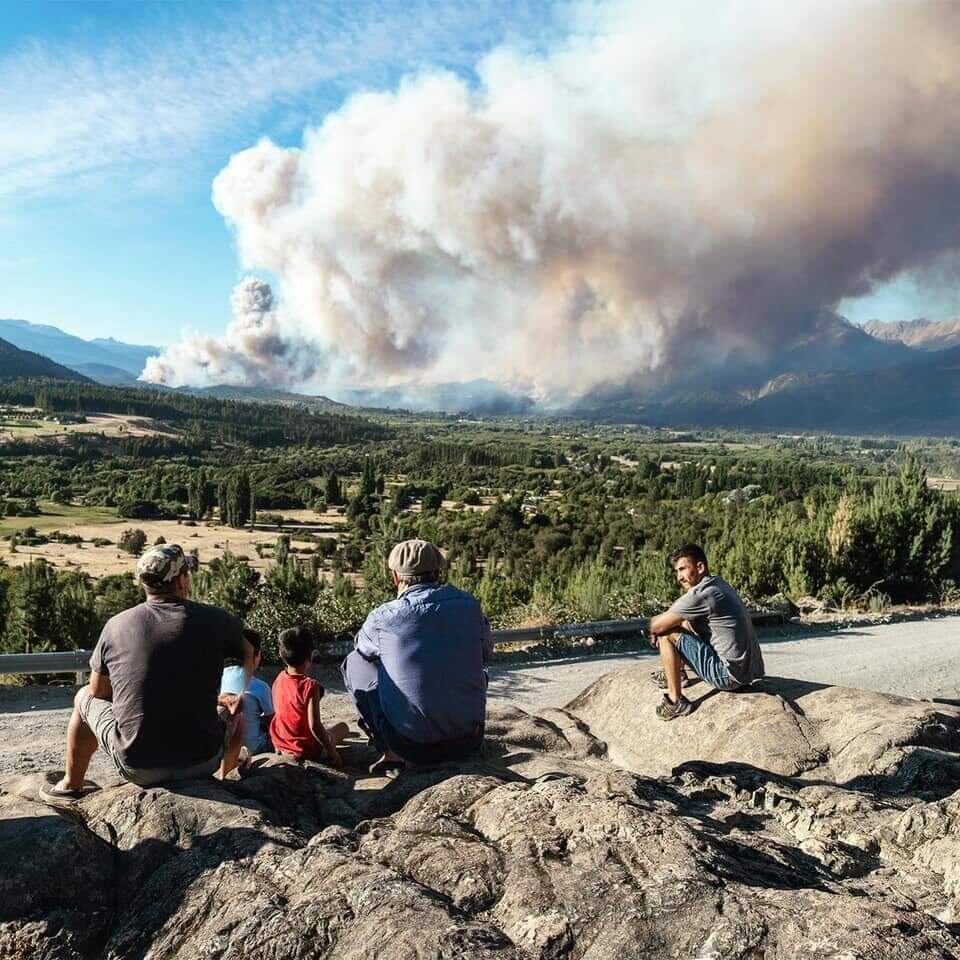 La postal en los incendios en Chubut.