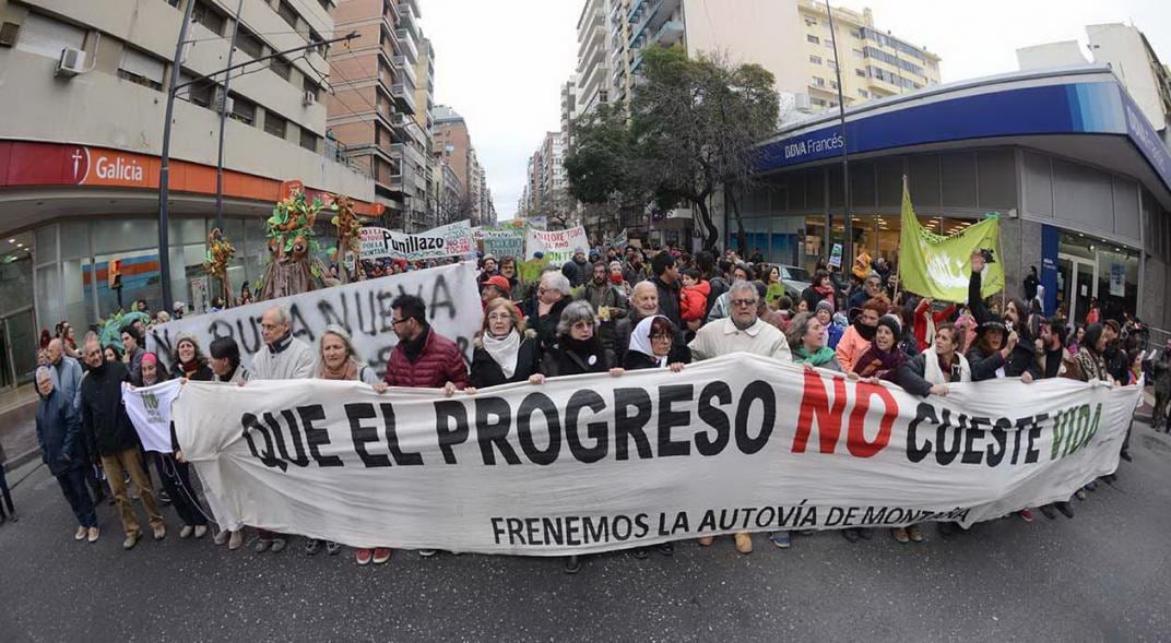 CÓRDOBA. Decenas de personas se manifestaron en contra de la autovía de Punilla (José Hernández/La Voz).