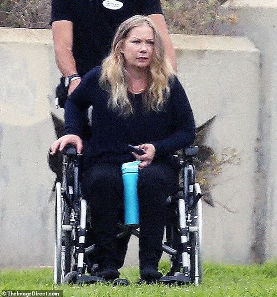 Christina Applegate en el set de rodaje de Muertos para mí.