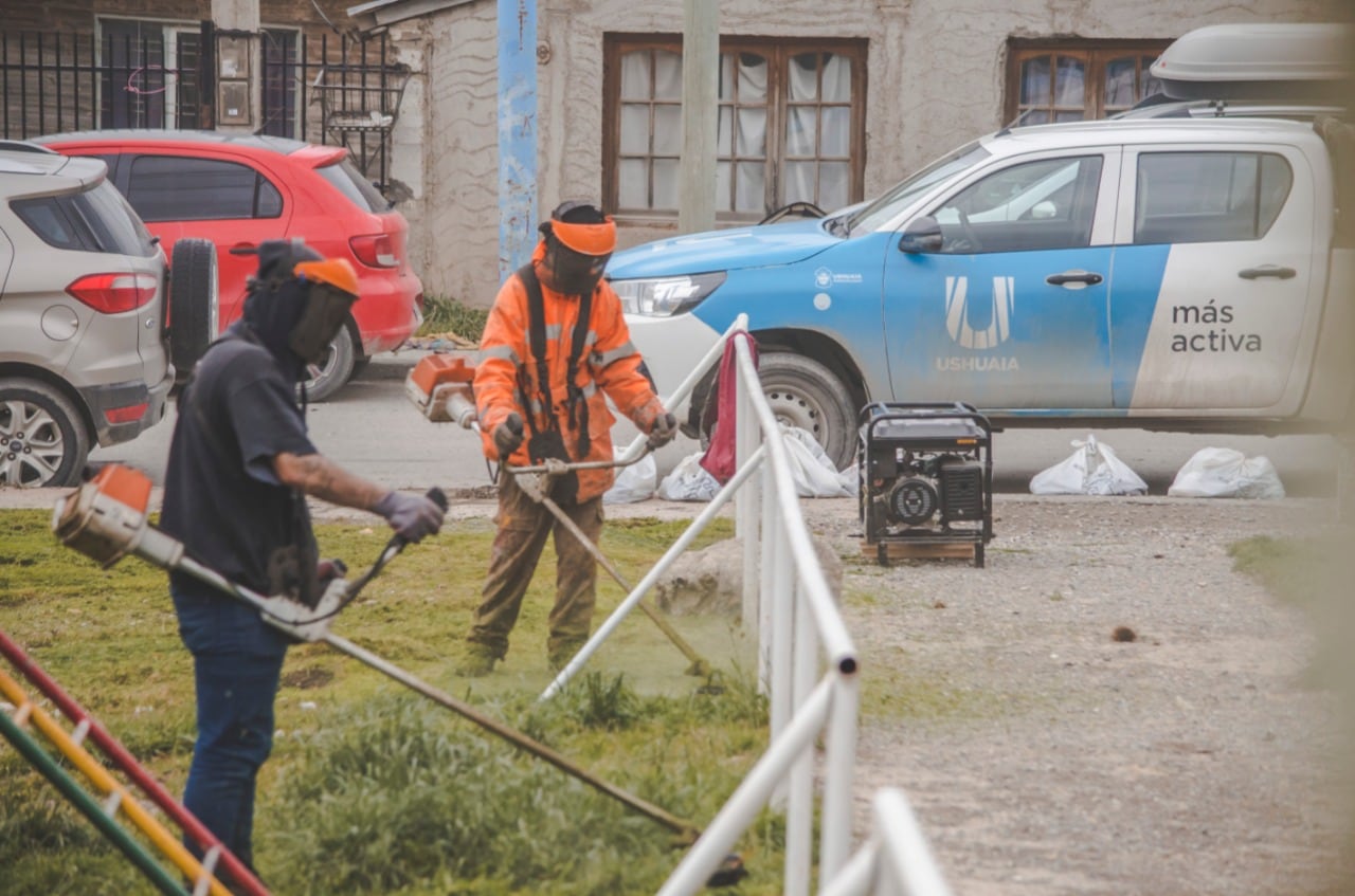 El personal Municipal trabajó en una jornada de limpieza, recolección de residuos voluminosos y corte de pasto en los Barrios San Vicente y la Cantera.