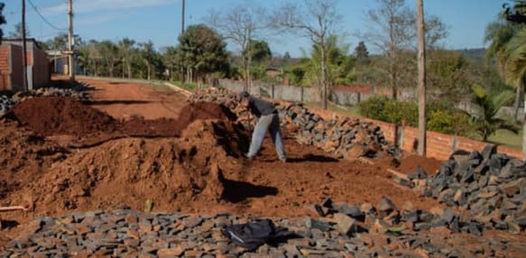 Obras de empedrado se llevan adelante en Puerto Iguazú.