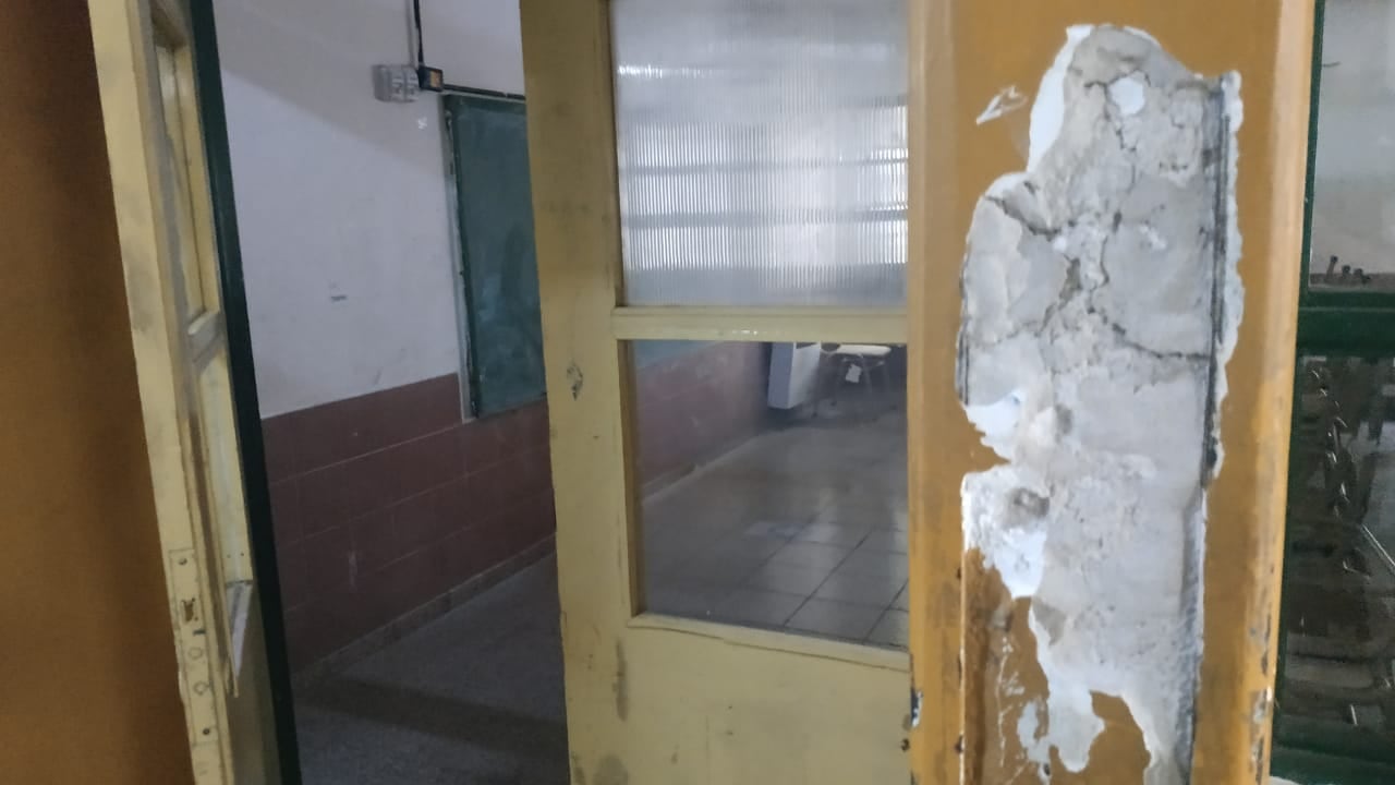 Escuela Roma. Estado actual de las aulas y el SUM del Ipem 10 ubicado en Padre Lozano al 300. (Gentileza)