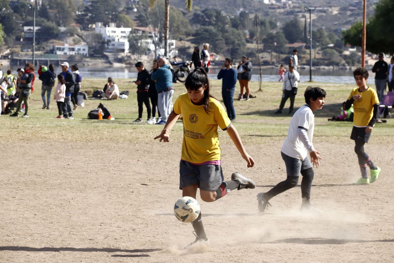 Encuentro de fútbol entre los varios