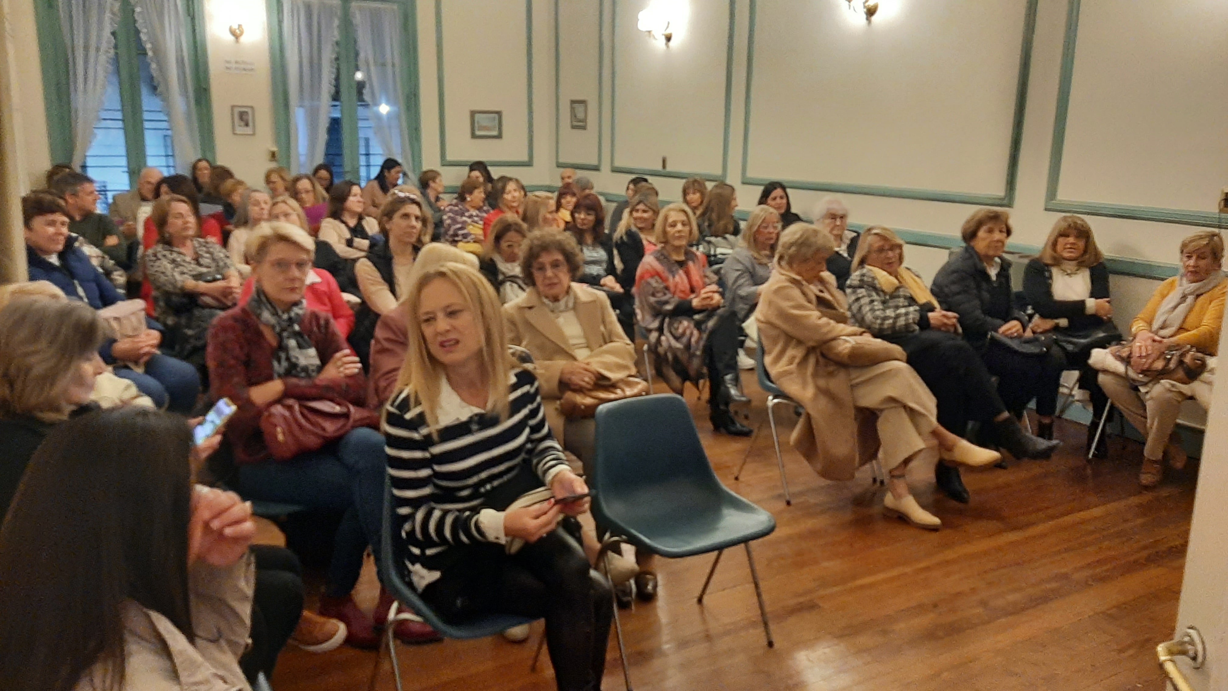 Exitosa charla en la Sociedad Francesa de Tres Arroyos sobre Coco Chanel