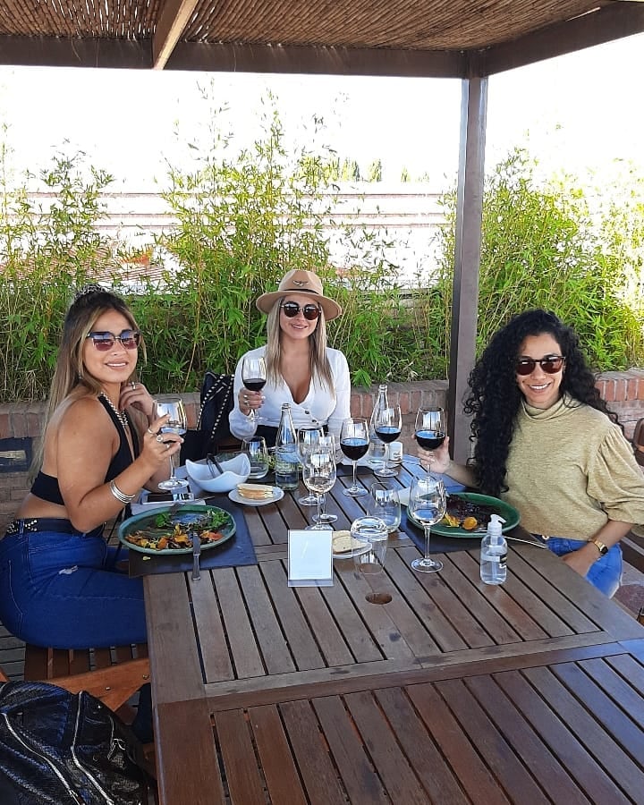 Amigas en Bodega Belasco de Baquedano.