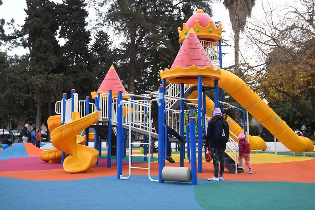 Plaza 12 de Octubre del departamento de Maipú, donde colocaron juegos infantiles y desde su inauguración en pocos días ocurrieron por lo menos dos accidentes en menores con heridas en sus pies
Foto: José Gutierrez / Los Andes