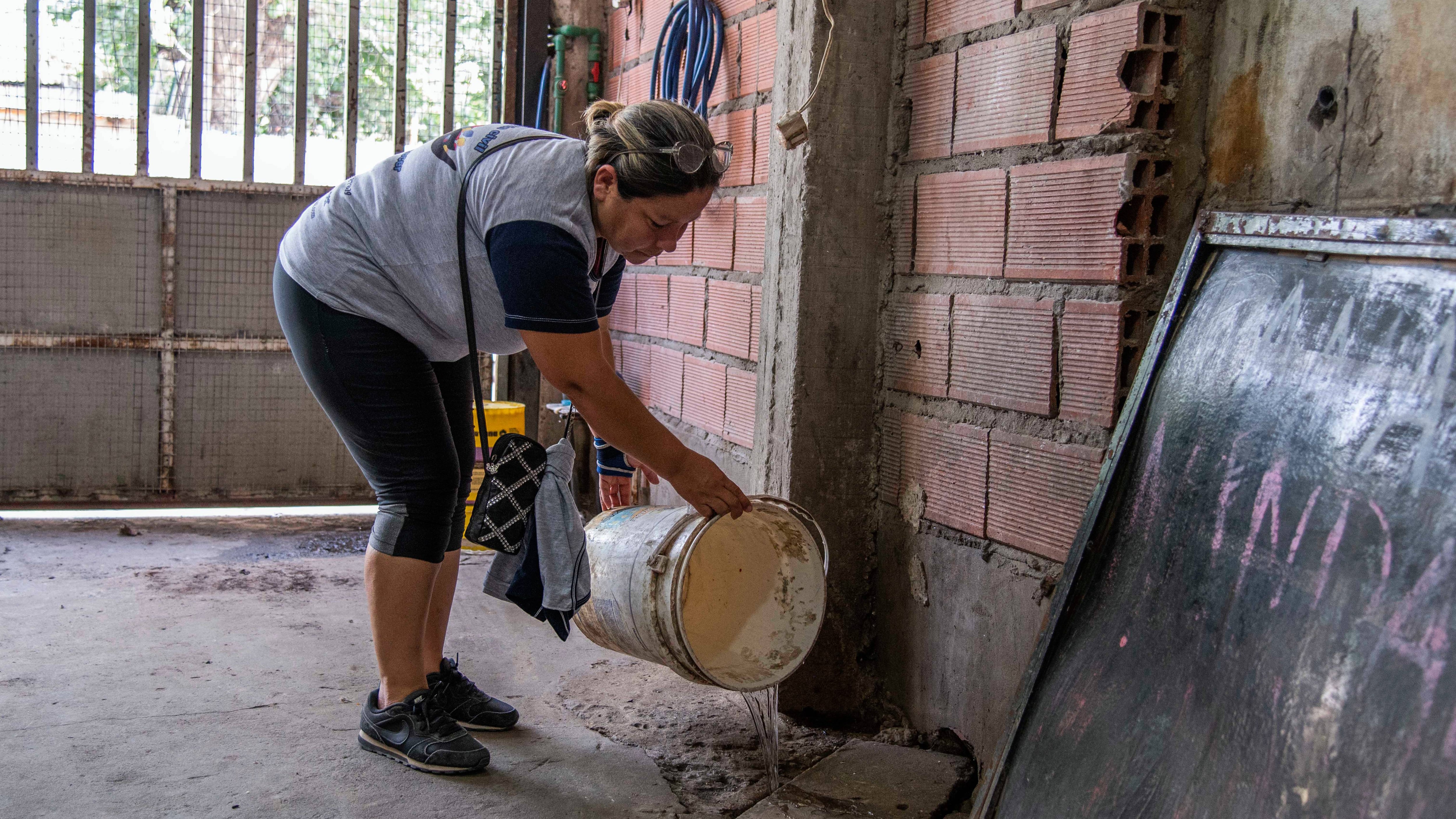 Evitar estancamiento de agua en patios es importante durante la época de afluencia.