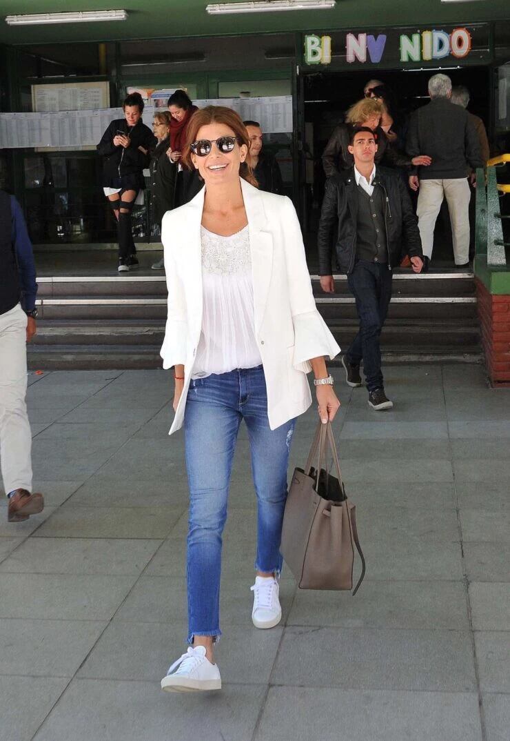 Los looks en zapatilla de Juliana Awada