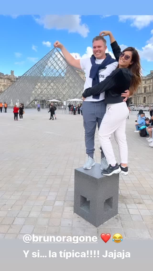 Posando tiernamente frente a uno de los emblemas de la ciudad francesa.