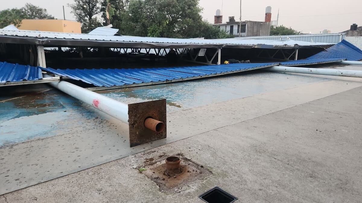 Tormenta en Córdoba: cayó el techo de un polideportivo en barrio Los Álamos y hay dos niñas heridas