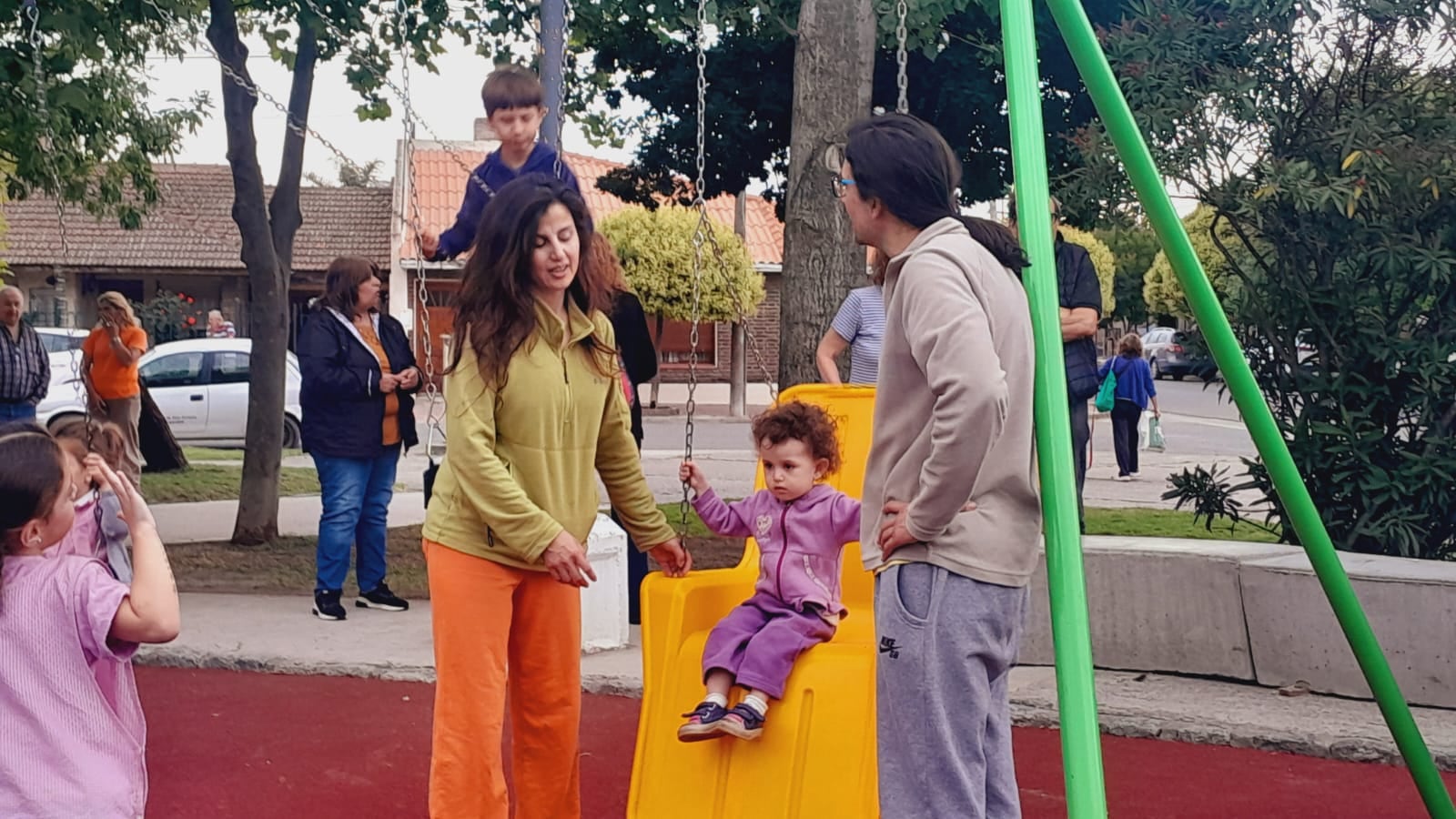 Se inauguró el nuevo sector de juegos en la Plaza Francia