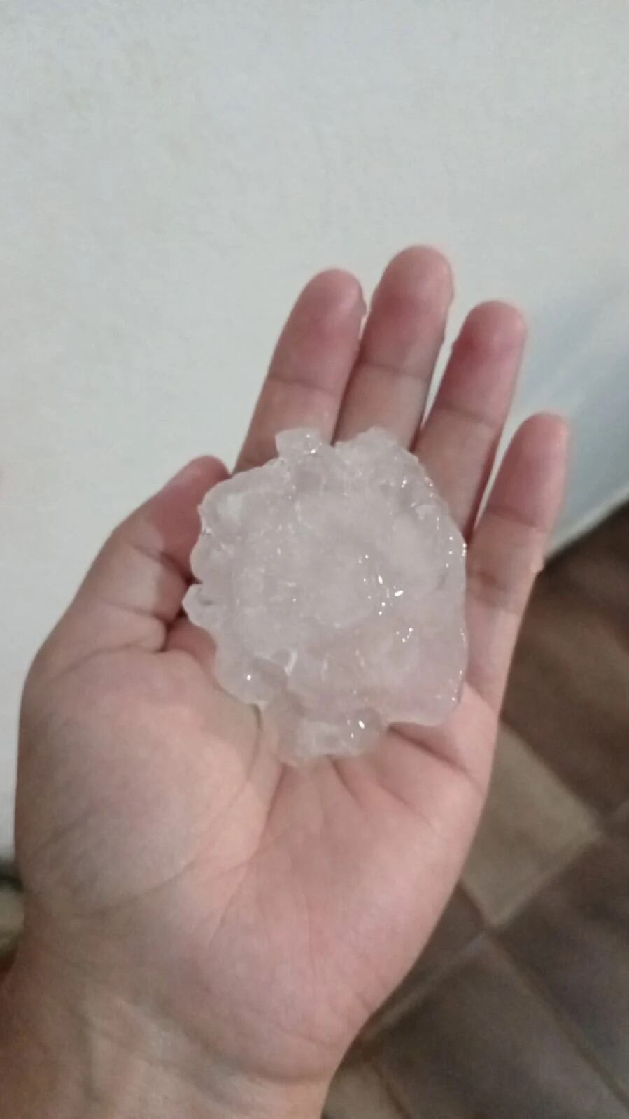 Descomunal granizada en Posadas deja rastro de daños en viviendas y vehículos.