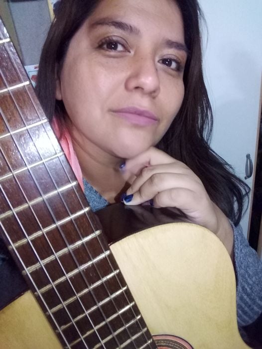 Gladys logró recuperar la guitarra que le regaló su papá.