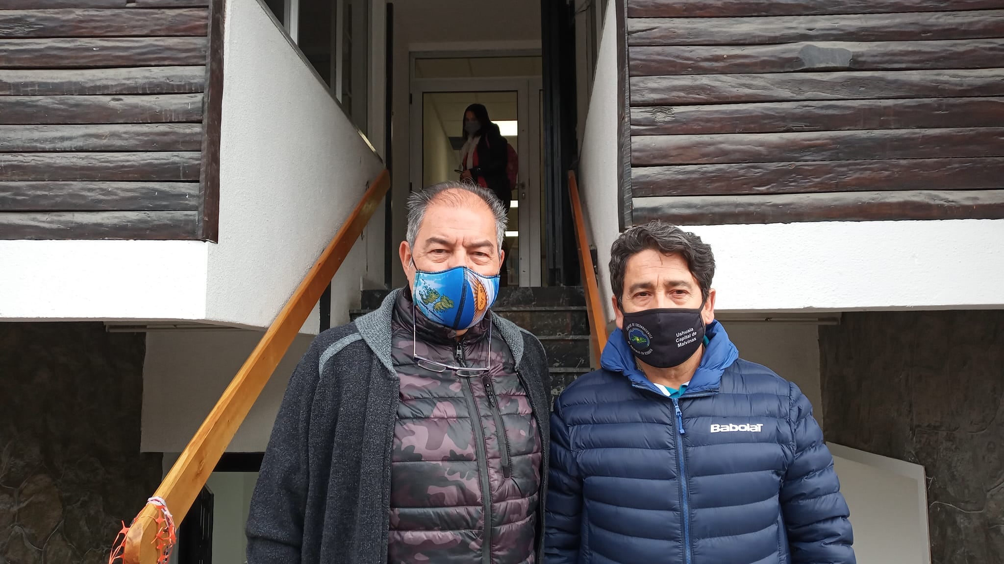 VGM Alberto Fernández junto al VGM Daniel Arias antes de ingresar a la reunión con el gobernador Gustavo Melella.