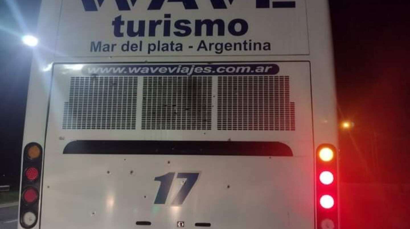 Las marcas de los balazos en la parte trasera del micro.