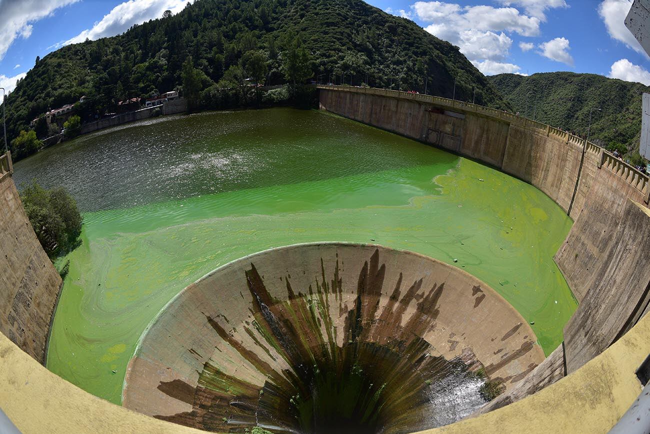 Embudo del Dique San Roque. A pocos centímetros de pasar el vertedero, con gran presencia de algas. (José Gabriel Hernández / La Voz)