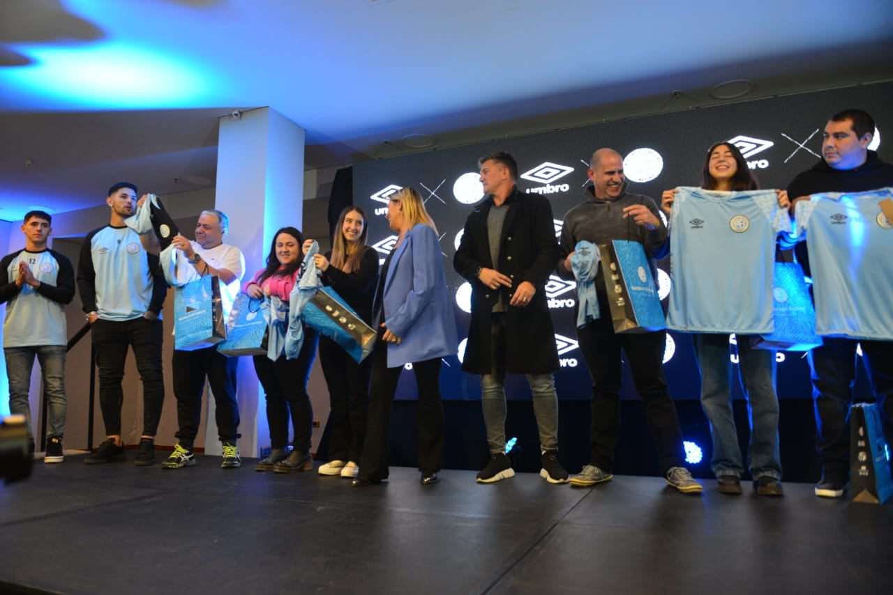 Belgrano presentó su acuerdo comercial con Umbro, que vestirá a los planteles del club. (Javier Ferreyra / La Voz)